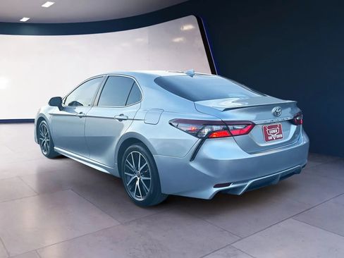 Used 2022 Toyota Camry SE FWD image 3