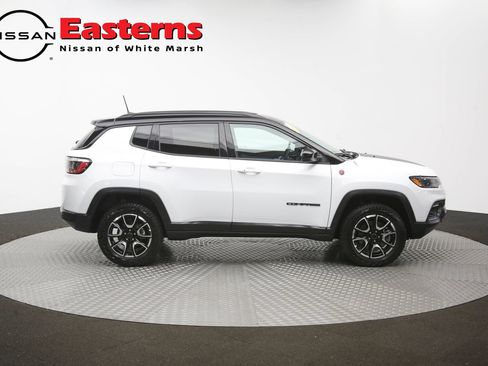 Used 2025 Jeep Compass Trailhawk w/ Trailer Tow Group AWD/4WD image 43