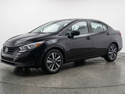Used 2025 Nissan Versa SV image 3