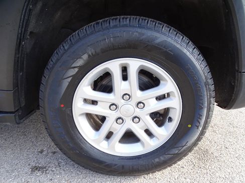 Used 2023 Jeep Grand Cherokee Laredo image 43