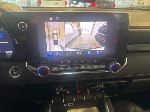 Used 2024 Chevrolet Colorado Z71 w/ Z71 Convenience Package 2 AWD/4WD image 12