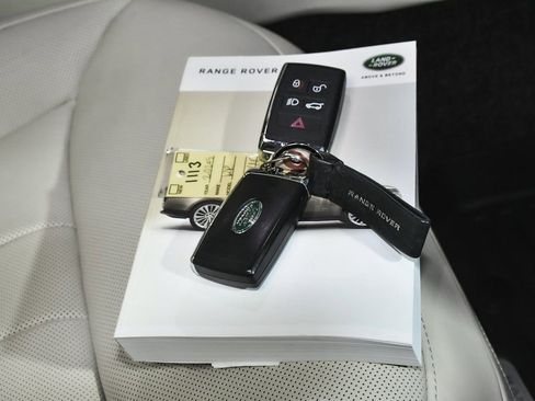 Used 2025 Land Rover Range Rover SE image 73