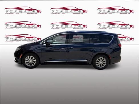 Used 2020 Chrysler Pacifica Touring-L FWD image 2