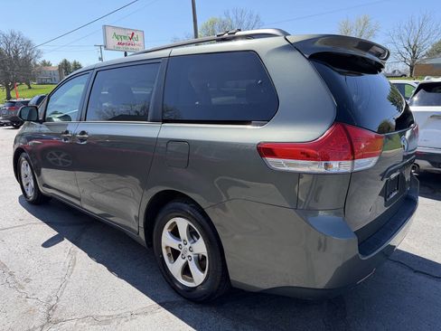 Used 2013 Toyota Sienna LE w/ Towing Pkg FWD image 3