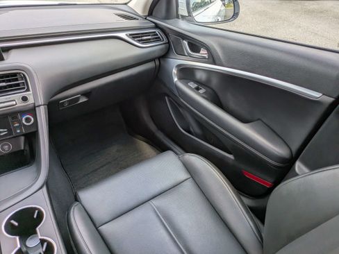 Used 2025 Genesis G70 2.5T RWD image 16