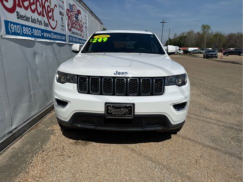 Used 2019 Jeep Grand Cherokee Laredo image 5