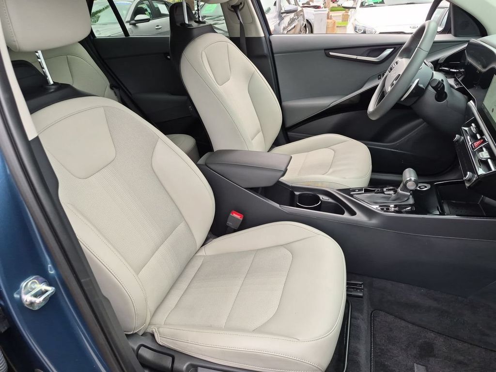 Certified 2025 Kia Niro EX FWD image 28