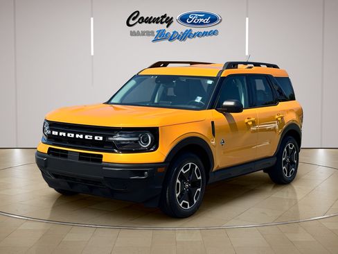 Used 2023 Ford Bronco Sport Outer Banks w/ Tech Package AWD/4WD image 2
