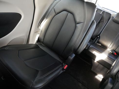 Used 2024 Chrysler Pacifica Touring-L image 12