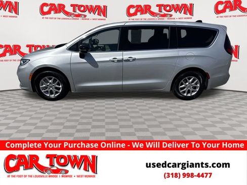 Used 2024 Chrysler Pacifica Touring-L FWD image 1