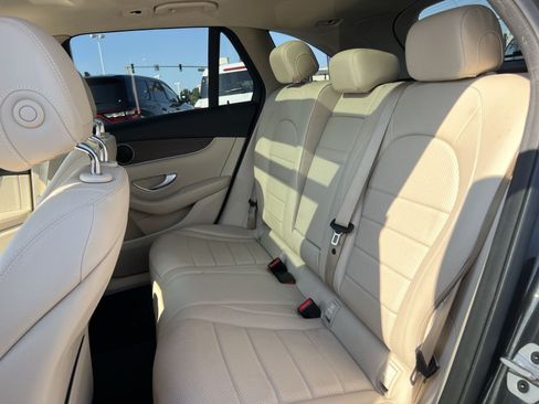 Used 2021 Mercedes-Benz GLC 300 4MATIC w/ Premium Package image 31