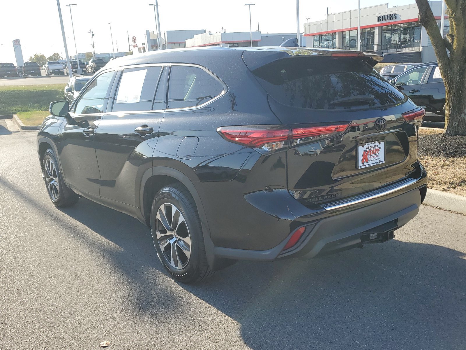 Used 2020 Toyota Highlander XLE AWD/4WD image 3