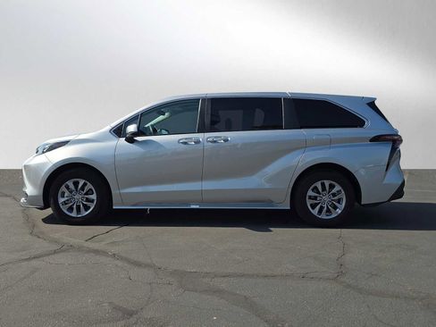 Certified 2025 Toyota Sienna XLE FWD image 6