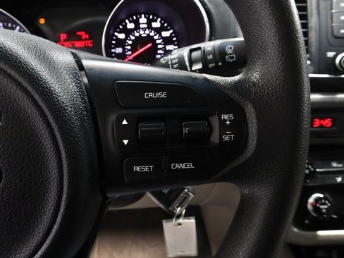 Used 2016 Kia Sedona LX image 26