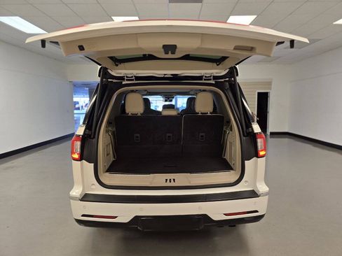 Used 2019 Lincoln Navigator Reserve AWD/4WD image 10