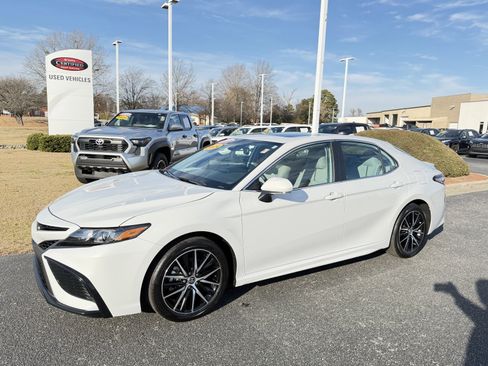 Used 2024 Toyota Camry SE image 3