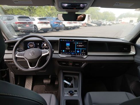 New 2025 Volkswagen Tiguan SE image 12