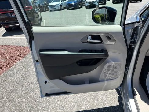 Used 2024 Chrysler Pacifica Limited FWD image 11