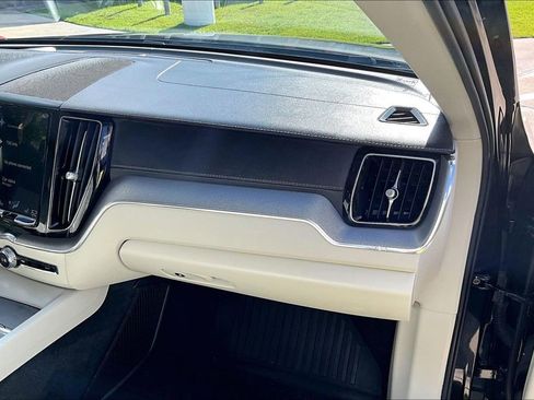 Used 2018 Volvo XC60 T6 Inscription w/ Convenience Package AWD/4WD image 16