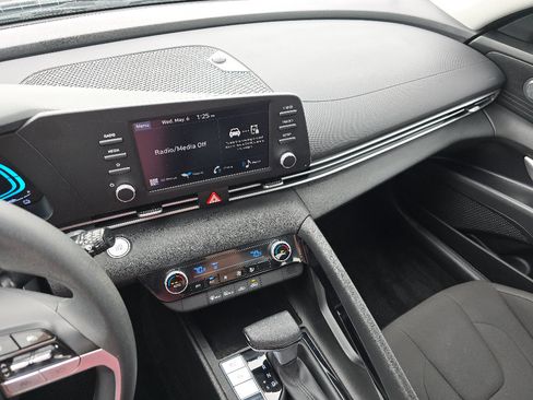 Used 2025 Hyundai Elantra Hybrid FWD image 24