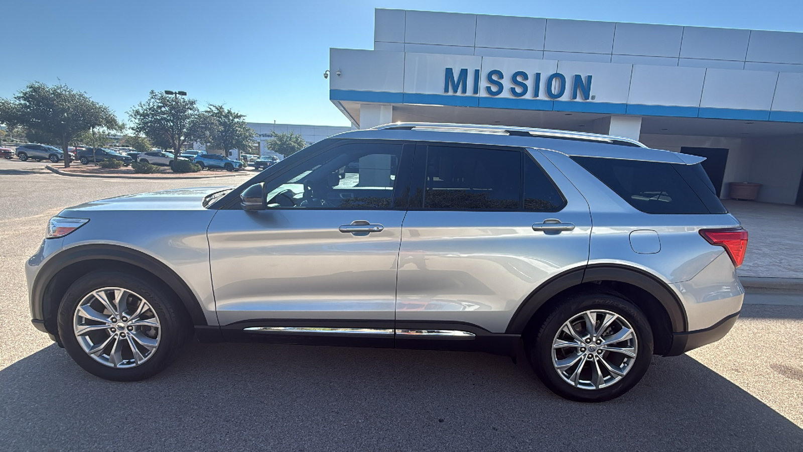 Used 2022 Ford Explorer Limited w/ Equipment Group 301A RWD image 4