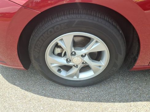 Used 2022 Hyundai Elantra SE w/ Cargo Package FWD image 9