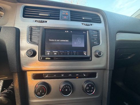 Used 2017 Volkswagen Golf SE image 35