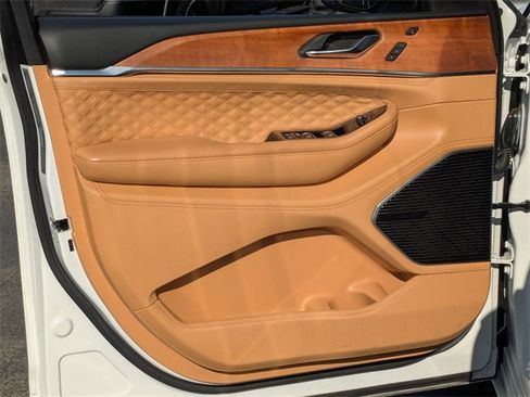 Used 2024 Jeep Grand Cherokee Summit image 11