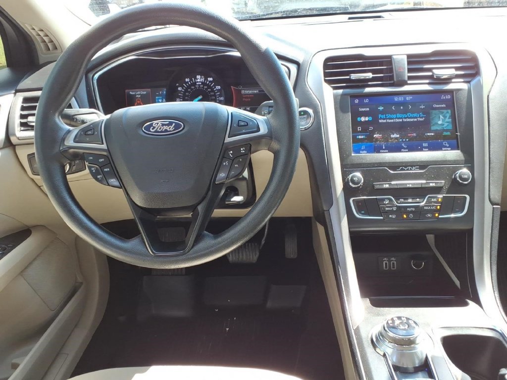 Used 2020 Ford Fusion SE FWD image 14