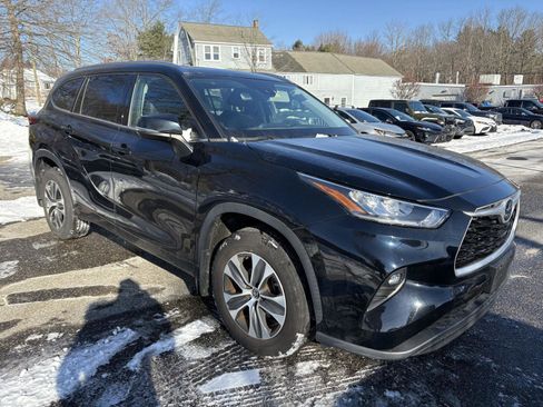Certified 2020 Toyota Highlander XLE image 1
