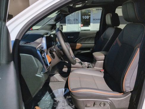 Used 2024 GMC Canyon AT4 image 20