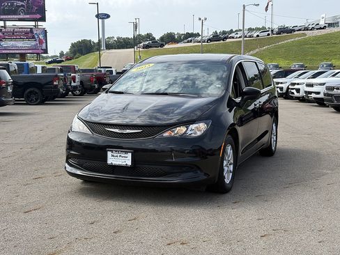 Used 2023 Chrysler Voyager LX FWD image 1