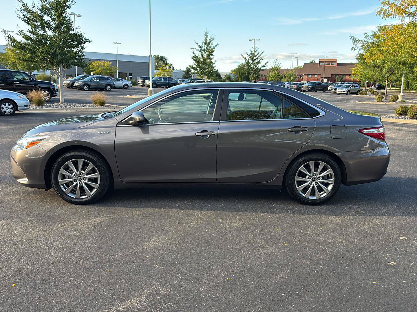 Used 2017 Toyota Camry XLE w/ Moonroof Package FWD image 16