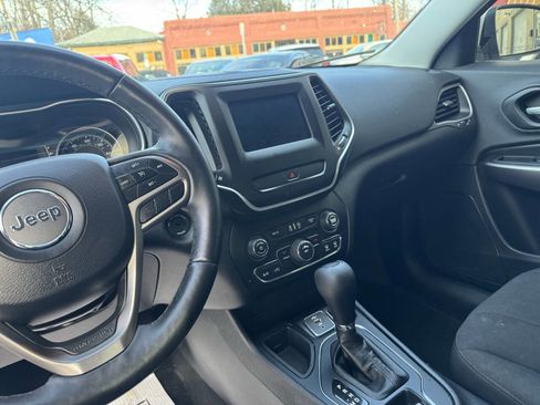Used 2019 Jeep Cherokee Latitude w/ Cold Weather Group image 23