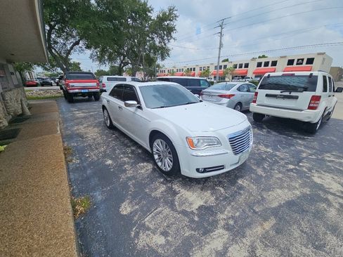 Used 2011 Chrysler 300 Limited RWD image 4