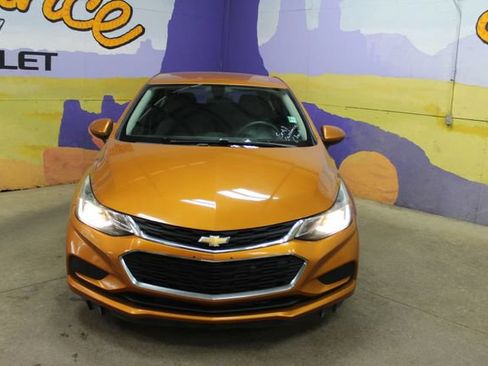 Used 2017 Chevrolet Cruze LT w/ LT Convenience Package FWD image 3