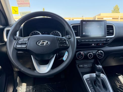 Used 2022 Hyundai Venue SE FWD image 17