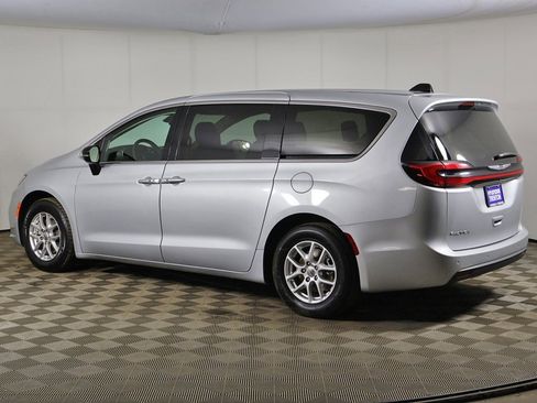 Used 2024 Chrysler Pacifica Touring-L image 10