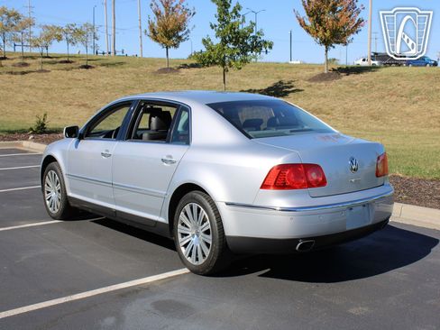 Used 2006 Volkswagen Phaeton V8 AWD/4WD image 3