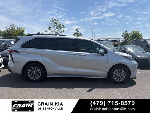 Used 2022 Toyota Sienna XLE FWD image 2