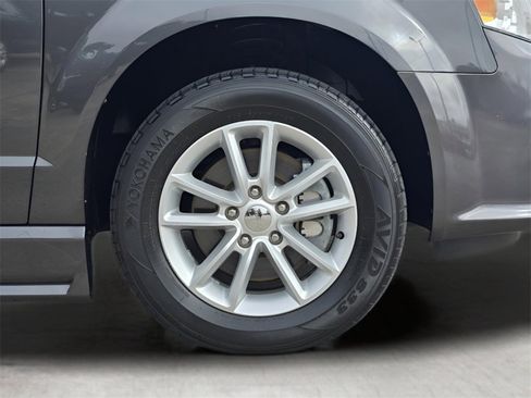 Used 2020 Dodge Grand Caravan SXT image 33