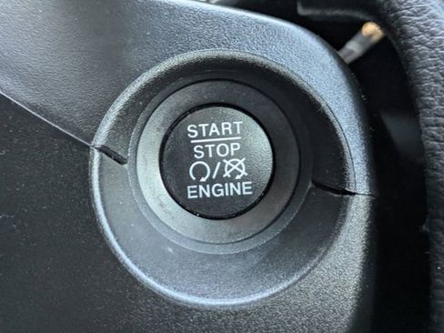 Used 2018 Jeep Compass Latitude w/ Popular Equipment Group image 33