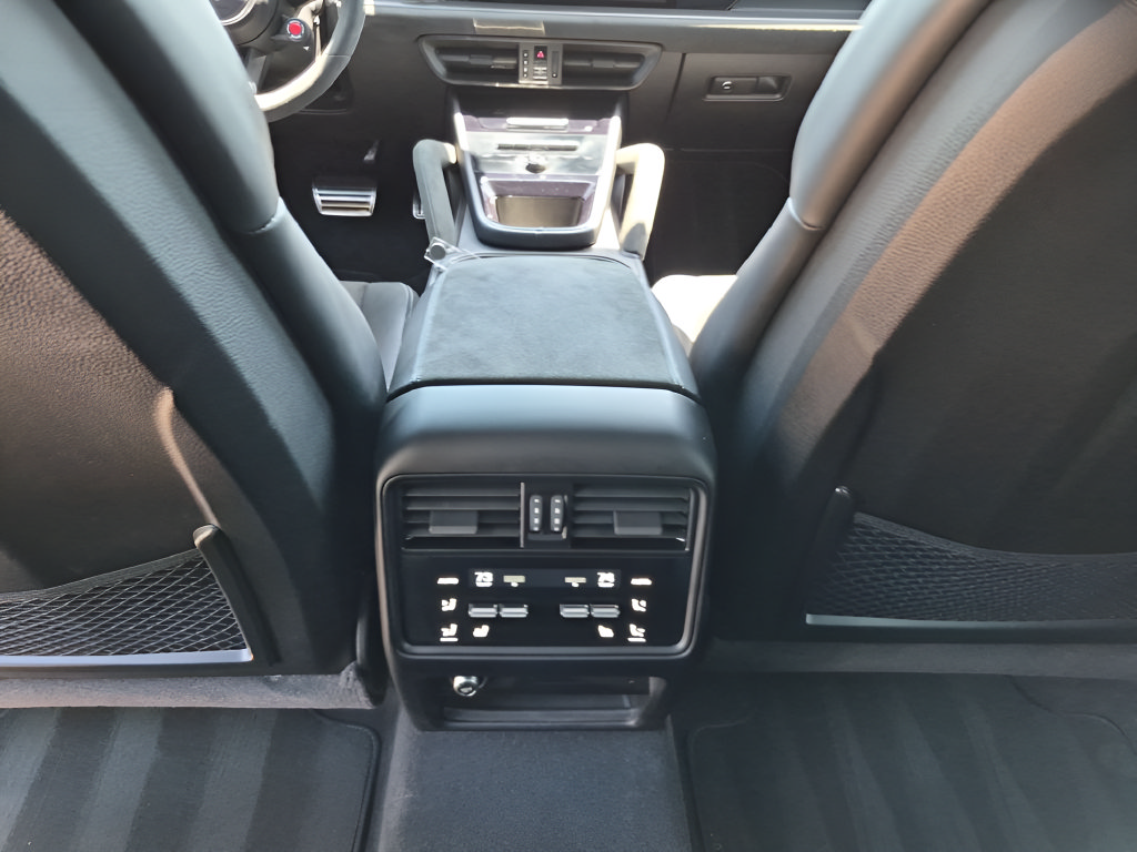 Used 2025 Porsche Cayenne Turbo GT AWD/4WD image 28
