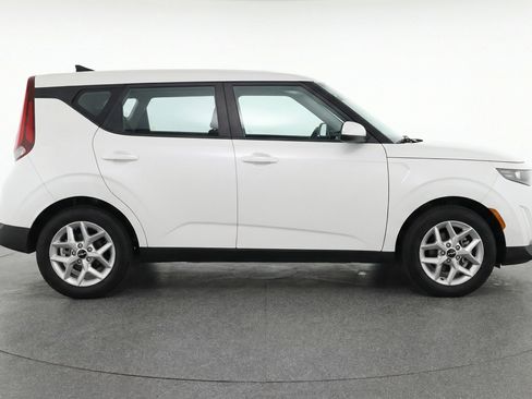 Used 2025 Kia Soul LX w/ LX Technology Package FWD image 11