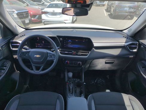 Used 2025 Chevrolet TrailBlazer LT AWD/4WD image 24