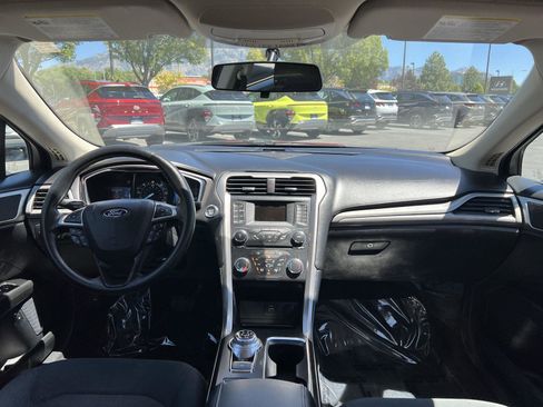 Used 2017 Ford Fusion SE FWD image 24