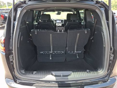 Used 2025 Chrysler Pacifica Select AWD/4WD image 29