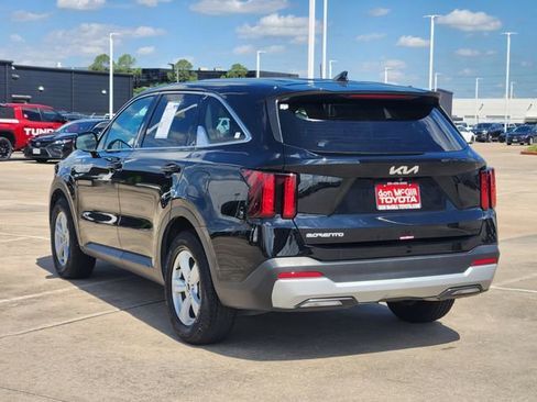 Used 2025 Kia Sorento LX image 5