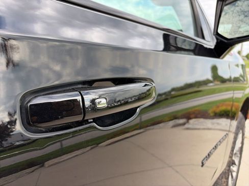 Used 2025 Chevrolet Suburban Z71 AWD/4WD image 23