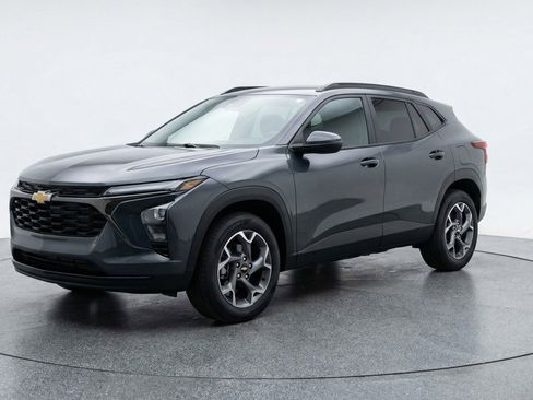 Used 2025 Chevrolet Trax LT image 3